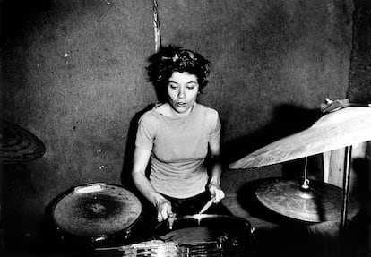'Palmolive' (Paloma Romero) tocando la batería con The Slits, en una casa okupa en Daventry Street London.