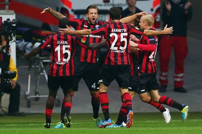 Russ celebra un gol con sus compañeros del Frankfurt.