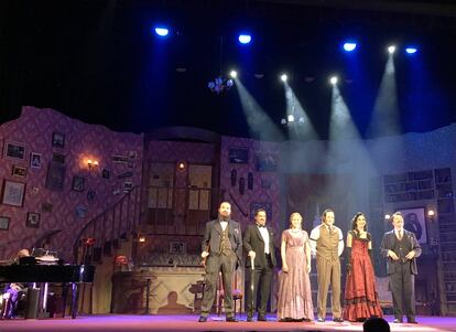 El elenco de '¿Quién mató a Sherlock Holmes?' en la presentación de la reapertura del Teatre Apolo de Barcelona.