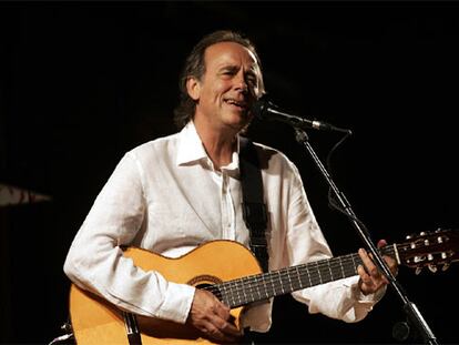 Serrat, durante la actuación para los pacientes y el personal médico de Vall d'Hebron.