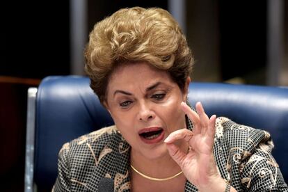 La presidenta suspendida, Dilma Rousseff, responde a las preguntas de su juicio político en el Congreso Nacional de Brasilia.