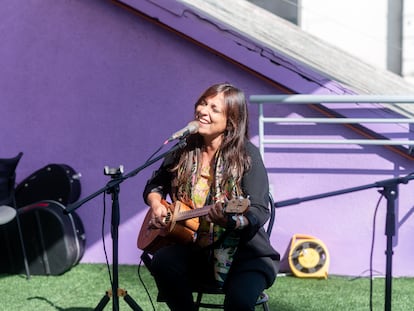 La cantante Javiera Parra en el lanzamiento del programa de prevención del suicidio Quédate.