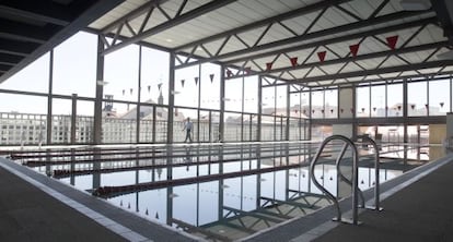 La piscina de las Escuelas Pías está ubicada en un cuarto piso de la calle Hortaleza, con vistas sobre los tejados, y mide 25x12,5 metros.