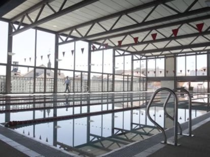 La piscina de las Escuelas P&iacute;as est&aacute; ubicada en un cuarto piso de la calle Hortaleza, con vistas sobre los tejados, y mide 25x12,5 metros. 