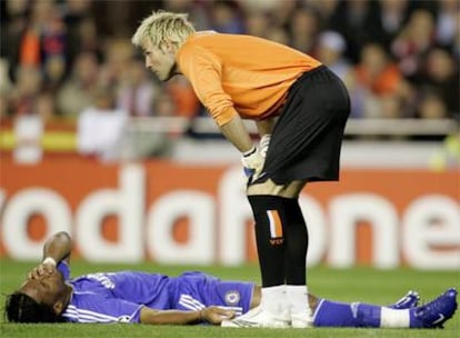 Santiago Cañizares y Didier Drogba durante el encuentro