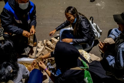 El grupo de voluntarios de Everyday Homeless prepara las bolsas de palomitas antes de la proyección.