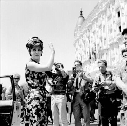 A atriz italiana Gina Lollobrigida rodeada de fotógrafos em frente ao hotel Carlton durante o Festival de Cannes de 1950.