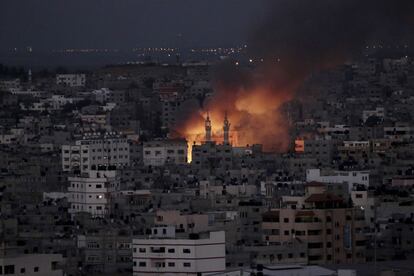 El humo y las llamas de un ataque israelí se eleva sobre la ciudad de Gaza.