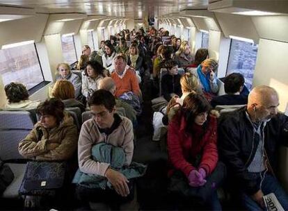 Pasajeros en la estación de Bellvitge de la línea de Cercanías reabierta en Barcelona.