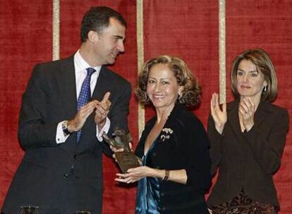 Los Príncipes de Asturias y, en el centro, Isabel de Polanco con el Premio Antonio de Sancha.