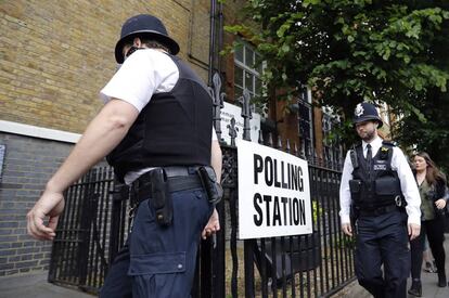 Agentes de policía en el exterior de un colegio electoral en Londres.