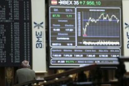 El acuerdo alcanzado hoy entre Grecia y la troika ha servido de est&iacute;mulo para las compras en renta variable y el principal indicador de la bolsa espa&ntilde;ola, el Ibex 35, ha recuperado los 8.000 puntos. 