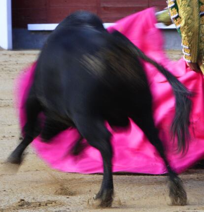 Los toros de la ganadería de Parladé salieron bien presentados, mansos, destacados y parados; con genio, encastado y codicioso el segundo.