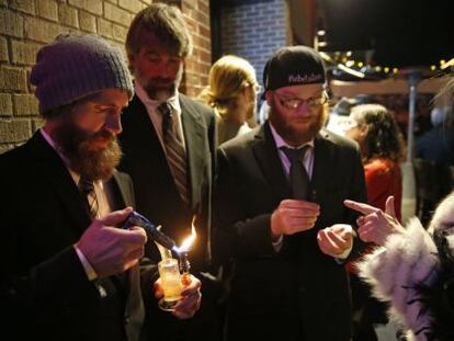 Asistentes a una fiesta de Año Nuevo fuman marihuana en Denver, Colorado, estado donde entró en vigor la legalización de su consumo recreativo.