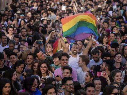 Ambiente en la plaza de Pedro Zerolo durante el pregón del Orgullo de Madrid. 