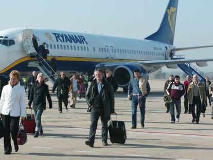 Pasajeros bajan de un avión de Ryanair en Girona en 2008, cuando este era su principal aeropuerto en España
