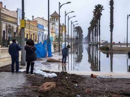 El paseo de la playa de la Patacona de Alboraia (Valencia) permanecía inundado el pasado miércoles.