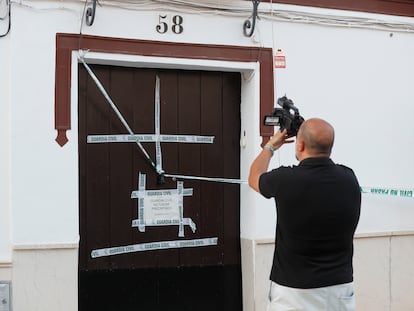 La puerta de la vivienda donde se encontraron los cadáveres de un hombre y una mujer en la localidad sevillana de Osuna.