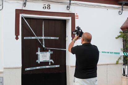 La puerta de la vivienda donde se encontraron los cadáveres de un hombre y una mujer en la localidad sevillana de Osuna.