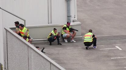 Los agentes de policía responden a un tiroteo en el centro comercial Olympia en la ciudad alemana de Múnich.  