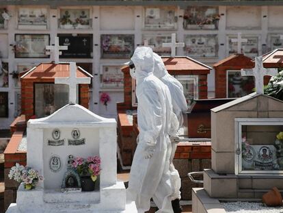 Trabajadores del cementerio de Porto Alegre llevan un ataúd durante el sepelio de una víctima de covid-19.