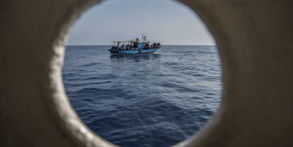 Un bote de migrantes, antes de ser rescatado por el barco de Open Arms.