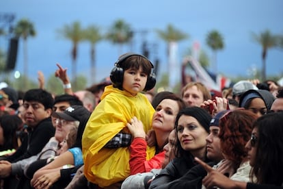 Otras cosa que nos fascina de Coachella es que la entrada a los niños está permitida porque las zonas donde se puede beber alcohol están restringidas y solo se puede entrar si eres mayor de 21 años. Vamos que te puedes ir con los niños a cuestas.