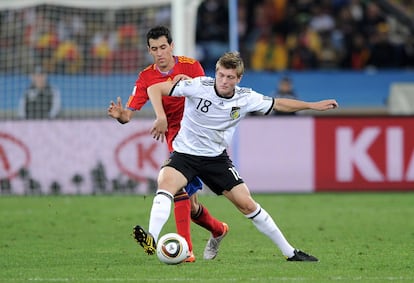 Kroos protege la pelota ante Busquets en la semifinal del Mundial de 2010 en Sudáfrica.