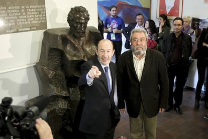 Alfredo Prez Rubalcaba y Cndido Mndez, en la sede de UGT delante de una estatua de Pablo Iglesias.