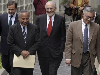 Los ex presidentes Jorge Quiroga, Eduardo Rodriguez Veltze, Carlos Mesa y el vicepresidente Victor Hugo Cardenas, a su llegada a una confrencia en La Paz el pasado 17 de marzo.