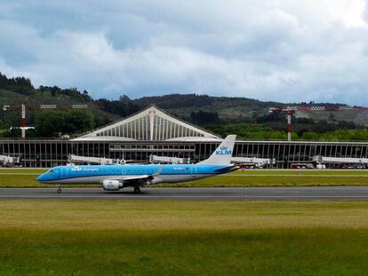 Vista general del aeropuerto de Bilbao, en Loiu.