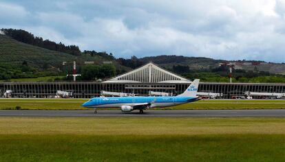 Vista general del aeropuerto de Bilbao, en Loiu.