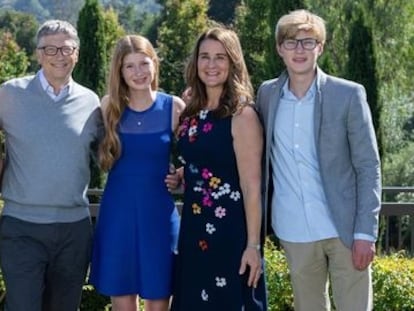 Bill y Melinda Gates con sus tres hijos, Phoebe, Jennifer y Rory, en noviembre de 2019.