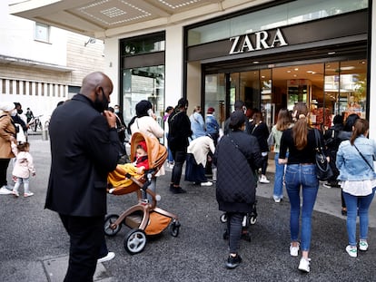 Decenas de clientes entran en una tienda de Zara en Nantes (Francia), el pasado 19 de mayo.