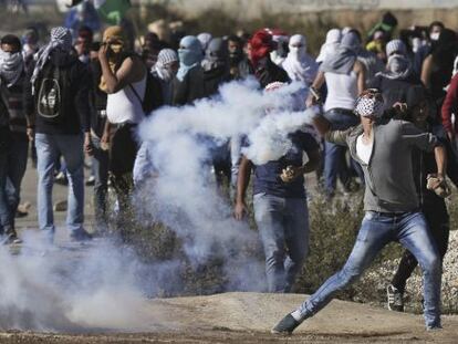 Palestinos se enfrentan a soldados israel&iacute;es en una manifestaci&oacute;n.