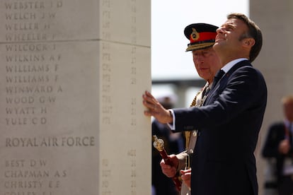 El presidente francés, Emmanuel Macron y el rey Carlos III, durante el acto en el Memorial Británico de Normandía, en Ver-sur-Mer, para conmemorar el 80º aniversario del Día D.