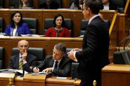 Basagoiti pasa por delante del escaño de Urkullu en el pleno de control.