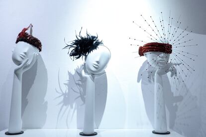 Fotografía de sombreros en la exposición 'El teatro está en nuestras cabezas'en el Gran Teatro Nacional de la Opera en Varsovia (Polonia).