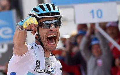 Fabio Aru celebra su victoria en la decimonovena etapa del Giro.