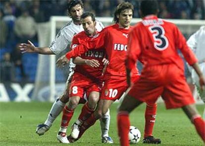 Figo pugna por el balón con Giuly y Morientes.