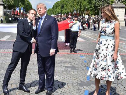 Os presidentes Macron e Trump nos Campos Elíseos de Paris depois de terem assistido ao desfile militar.