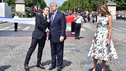 Los presidentes Macron y Trump en los Campos El&iacute;seos de Par&iacute;s tras haber asistido al desfile militar. 