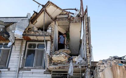 Un hombre en el interior de un edificio destruido tras el terremoto en la ciudad iraní de Sarpol-e Zahab, el 14 de noviembre de 2017.