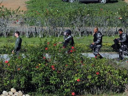 Policiais se preparam para embarcar em helic&oacute;ptero em a&ccedil;&atilde;o para demover paralisa&ccedil;&atilde;o.