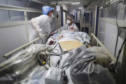 Personal sanitario lleva a un paciente al área para contagiados por coronavirus en el Hospital Louis Pasteur de Colmar (Francia).