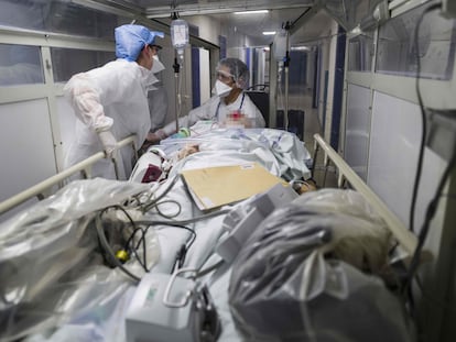 Personal sanitario lleva a un paciente al área para contagiados por coronavirus en el Hospital Louis Pasteur de Colmar (Francia).