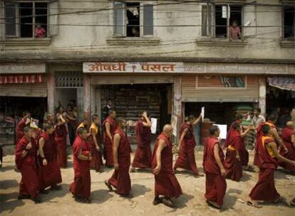 Monjes tibetanos en el exilio participan en una manifestación contra China en Katmandú (Nepal).