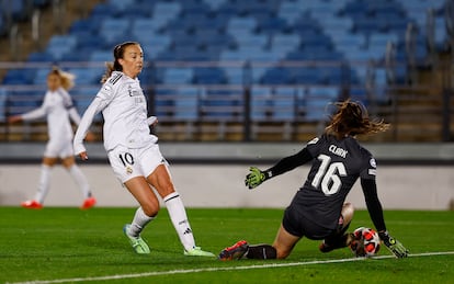 Caroline Weir trata de batir el pasado miércoles a Clark, la portera del Twente, en un partido de Champions en el estadio Alfredo di Stéfano.