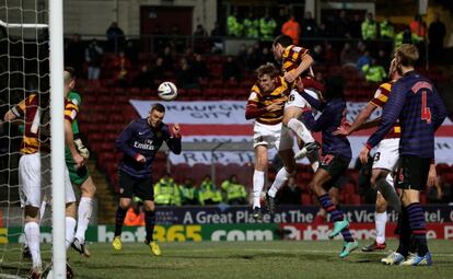 Vermaelen remata durante le duelo ante el Bradford City.