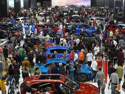 Los visitantes prueban los coches expuestos en la última edición del Automobile Barcelona, celebrada en mayo de 2019.